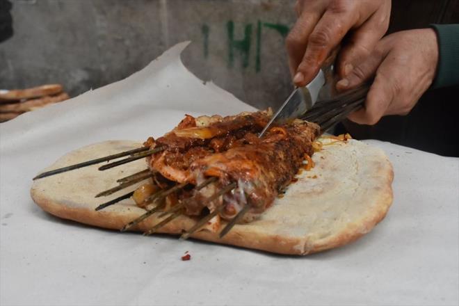 Bol so�an salatas�, ye�illik, domates ve �zellikle ayranla t�ketilen ci�er kebab�n�n daha �ok k���n t�ketilen lezzeti perde ci�eri ise kentte say�l� usta taraf�ndan yap�l�yor.