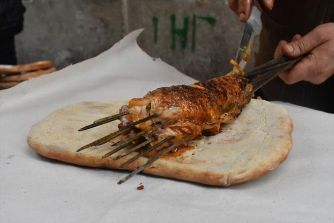 Tarihi Sur il�esindeki yakla��k 30 y�ll�k ci�er ustas� �smail Kaplan (52), perde ci�erini, ��rak olarak yan�nda �al��t��� ustas�ndan ��rendi�ini s�yledi. Perde ci�erin yap�m�n�n ci�er kebaba g�re daha zahmetli oldu�unu dile getiren Kaplan, ci�er ustalar�n�n �o�unun bu zahmeti g�ze alamad���n� aktard�.