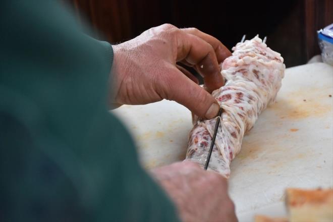 Perde ci�erin kentte yakla��k 40 y�l �nce daha �ok haz�rland���n� aktaran Kaplan, "M��terilerin talebi �zerine bu kebab� yap�yorum. �u an �o�u yerde yap�lmad��� i�in yeni nesil bu tad� bilmiyor" dedi.