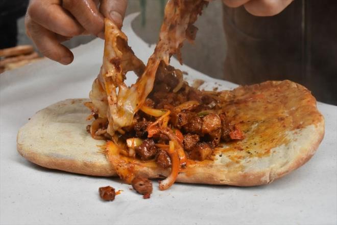 5 dakika pi�irilen, daha sonra i� ya��na sarmalanarak 10 dakika daha ate�te pi�irilerek perde ci�ere d�n��en lezzet, iste�e g�re k�rm�z� biber, karabiber, kimyon ve so�anla da haz�rlan�yor.