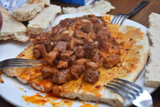 Sipari� �zerine haz�rlad��� perde ci�erini �stanbul'a, �anakkale'ye g�nderdi�ini anlatan Kaplan, "Bu k�lt�r�n ya�at�lmas� i�in perde ci�er yap�m�n� yan�mda �al��anlara da ��rettim" diye konu�tu.