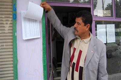 ��renci olup, se�men niteli�ini ta��yan ve ��renim g�rd�kleri yerle�im birimlerinde oylar�n� kullanmak isteyenler (askeri ��renciler hari�), ��renim g�rd�kleri okuldan, o okulun ��rencisi olduklar�na ve yurt m�d�rl�klerinden, yurtta kald�klar�na ili�kin alacaklar� belgeler ile kald�klar� yurtlar�n ba�l� bulundu�u ilgili n�fus m�d�rl�klerine bizzat ba�vururlar ve tescil edilen adrese ili�kin imzal� ve onayl� adres beyan formunun bir �rne�i ve eklerini il�e se�im kurulu ba�kanl���na teslim ederler.