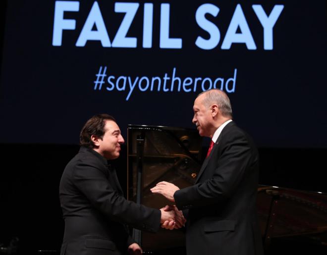 ANKARA'da gerekleen piyanist ve besteci Fazl Say&#8217;n 'Truva Sonat' konserine Cumhurbakan Recep Tayyip Erdoan ei Emine Erdoan, ABD Senatr Lindsey Graham, Dileri Bakan Mevlt avuolu, Milli Eitim Bakan Ziya Seluk ve davetliler katld.