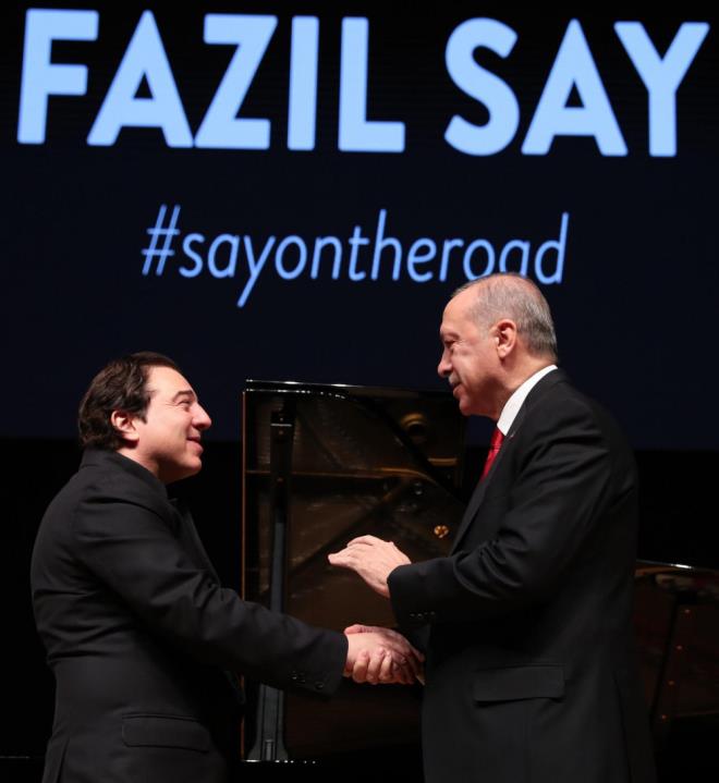 ki saat sren konserin ardndan sahneye kan Cumhurbakan Erdoan, Fazl Say&#8217;a teekkr ederek Ak Veysel&#8217;in 'Kara Toprak' plan hediye etti.