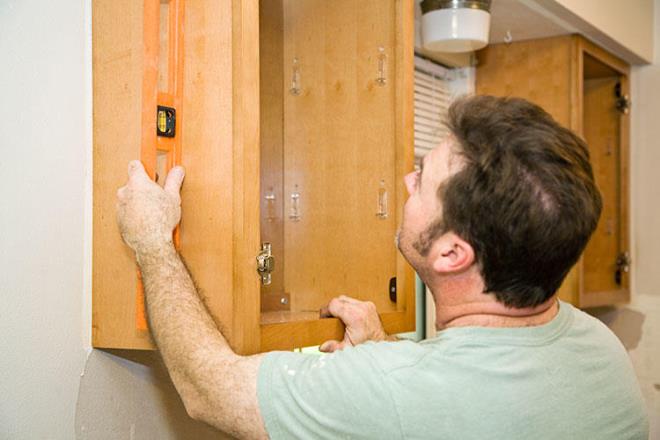 Dolaplarnzn yan taraflar ounlukla boa harcanan alanlardr. Eer akta kalan dolap duvarlarnz varsa buralara asklar, engeller hatta raflar monte edip kendinize alan yaratabilirsiniz. Mutfak duvarlarna borular monte edip bu borularn zerine askl raflar da takabilirsiniz. Dolaplarnz ilerine de yayl ubuklar takp dikey raflar elde edebilir ve tepsi, kesme tahtas gibi eyalarnz fazla yer kaplamadan yerletirebilirsiniz.