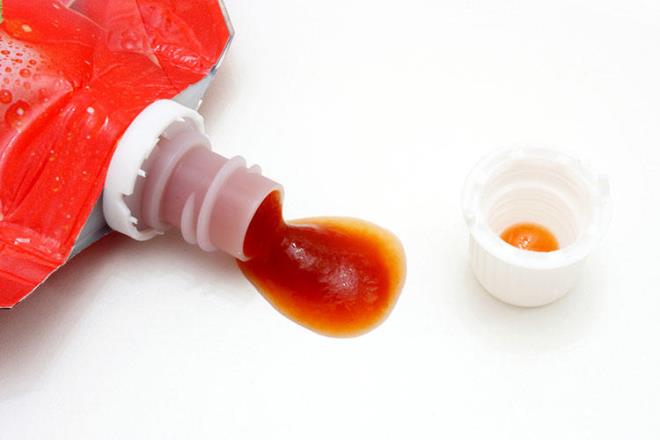 Dardan yemek sylediinizde gelen minik sos paketleri iin buzdolabnn ya da mutfak dolabnn iine bir vakumlu bir bulak sngeri sepeti monte edin ve soslar bu sepete doldurun. Bylece fazla yer kaplamazlar ve derli toplu dururlar.