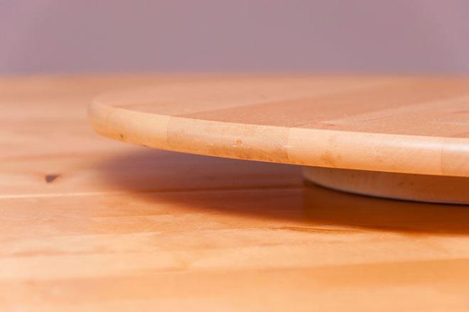 Tezgahn zerindeki tuz biber gibi kk vr zvrlar toparlamak iin bir dnen servis tepsisinden ya da bir kek tabandan faydalanabilirsiniz. Hem derli toplu dururlar hem de k bir grnm elde edersiniz. Ayn ekilde dolaplarn iine de dnen raflardan koyarsanz arka sralarda bulunan baharat vb. eyleri almak iin n sray boaltmanza gerek kalmaz.