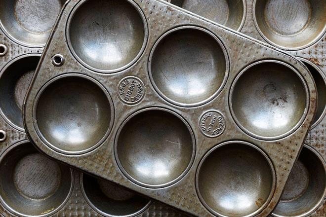 Eski muffin tepsilerini ekmecelerin ilerini dzenlemek iin kullanabilirsiniz. Tepsinin boluklarna baharat paketleri, krdanlar, paket lastikleri gibi ufak tefek eyleri yerletirebilirsiniz.