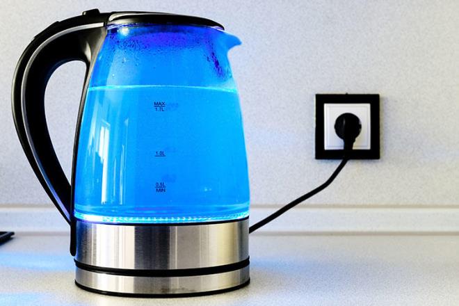 Tezgahn zerinde mutfak robotu, tost makinesi, su stc vb. aletlerin kablolarnn grntsnden holanmyorsanz, aletin arka tarafna bir kablo asks yaptrp kablolarnz bu askyla toplayabilirsiniz.