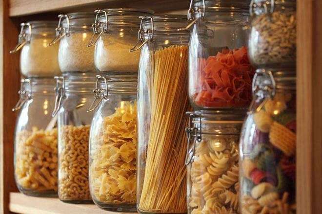 Un, makarna, eker gibi kuru gdalar (zellikle paketlerini atktan sonra) ambalajlarndan karp farkl boylarda kavanozlara yerletirmeyi deneyin. Hem grnt kirliliinden kurtulacak hem de erzanzn mrn uzatacaksnz.