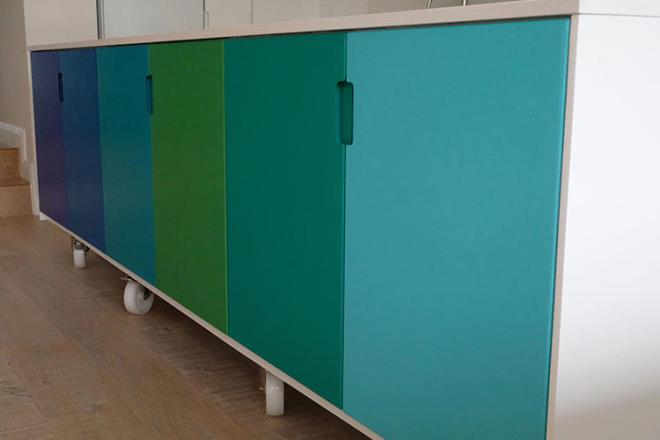 Mutfanz gerekten ok kkse dier odalardan biraz alan alabilirsiniz. Sevdiiniz tabak ve bardaklarnz oturma odasndaki kitapln bir gzne yerletirebilir ya da antreye hareketli bir mutfak adas yerletirebilirsiniz. Edineceiniz tekerlekli mutfak raflarna havlularnz, kuru erzanz ya da temizlik rnlerinizi yerletirebilir, raflarn yerlerini dilediiniz gibi deitirebilirsiniz.