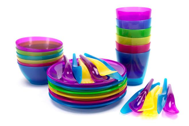 ocuklarn tabaklarn yerletirmek iin bir bulak kurutma telinden yararlann. Bylece hem daha derli toplu durur hem de dier raflarn dzenini bozmazlar.