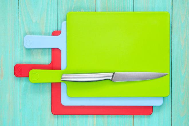 Mutfak robotu, tost makinesi gibi ar aletleri kesme tahtalarnn zerine yerletirin. Bylece kullanmanz gerektiinde tezgahn zerinde bir yerden brne kolayca ekerek tayabilirsiniz.