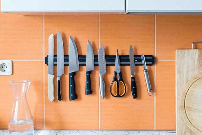 Raflarn altna engeller takabileceiniz gibi mknats tabakalar da yerletirebilirsiniz. Bu mknatslara metal kapakl kavanozlarnz, baklarnz ya da mutfak robotunun paralarn yaptrp boluu rafa dntrebilirsiniz. Ancak mknatslarn yeterince gl olduundan emin olun.