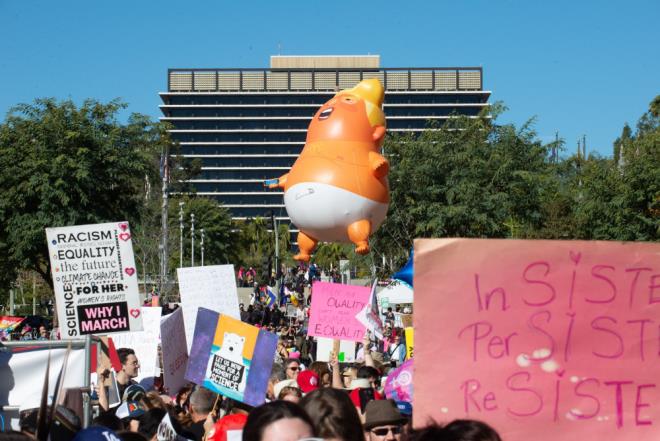 Szlerine kadnlar ve kzlar kk gren ve rollerini kmseyen bir toplumda yaadklarn hatrlatarak devam eden Newsom &#8220;ABD&#8217;de sadece reprodktif seimlerimiz iin deil ayn zamanda doum izni iin de savayoruz. ABD de her drdmzden biri aile ii iddete maruz kalyor. Beimizden biri cinsel saldr ile karlayor&#8221; dedi. ABD de kadnlara denen maa ile erkeklere denen maa arasnda da byk farkllklar olduuna deinen Newsom erkek bir iinin bir dolar ald yerde kadn bir iinin otuz iki sent kazandn ve bu durumun Latin Amerikal veya Afrika kkenli Amerikallar iin daha da kt olduunu aklad.