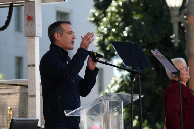 Newsom&#8217;In ardndan konuan Los Angeles Belediye Bakan Eric Garcetti szlerine &#8220;helkesi burada grmek ok gzel, Trump&#8217;n balonunu bile. Los Angeles herkese ho geldin diyen bir ehir&#8221; dedi. Garcetti&#8217;nin hedefinde ABD bakan Trump vard. Trump&#8217;n seildii gn korku dedii yerde kendilerinin zgrle, Amerika&#8217;daki cesetlerden bahsederken kendilerinin Amerikan cesaretinden bahsettiklerini anlatan Garcetti &#8220;ve o gnden bu yana aynsn yapmaya devam diyoruz&#8221; dedi. Trump&#8217;In gmen politikalarn da eletiren Garcetti &#8220;Gmen ocuklar kafeslerle deil sevgiyle karlanmal, Mslmanlar yasaklanmamal onlara kucak almal&#8221; dedi.