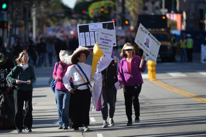Polisin caddeleri kapatt ve geni gvenlik nlemleri ald yryte, Fransa&#8217;da olan Sar Ceket protestosuna destek verenlerden, Trump kartlarna, gmen haklar savunucularndan, ii haklar destekleyicilerine birok gruptan kii bir araya geldi.