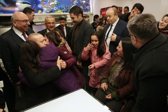 Trkiye Cumhurbakan ve AK Parti Genel Bakan Recep Tayyip Erdoan, Recep Kara Spor Salonu'nda dzenlenen AK Parti Ordu Aday Tantm Toplants'na katld. Cumhurbakan Erdoan, programn ardndan havalimanna giderken ehir merkezinde kendisini karlayan vatandalarla bir araya geldi.