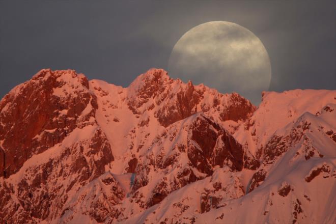 Hakkari Kanl Ay Tutulmas Dnya'nn glgesinin Ay' tamamen karanla bryerek Tam Ay Tutulmas yaand zaman gerekleir.