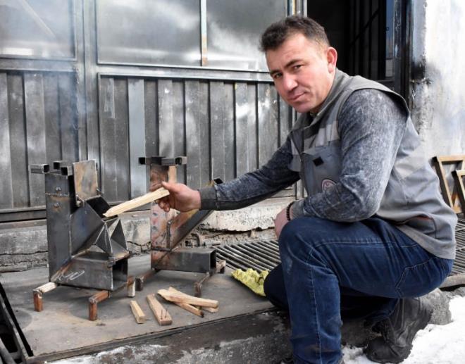 '15-20 DAKKADA YEMENZ YAPABLRSNZ'    Birol Ku, 6 ay nce dkkanda ilerin az olduu zamanlar deerlendirmek iin profil malzemeden mini sobay andran tasarm yaptn ve zerinde yemek piirdiini belirterek, "Bildiimiz semaverlerde sadece ay suyu kaynatlyor. Ama bizim yaptmz semaverde yemeinizi de yapabilirsiniz, mangalnz da yapabilirsiniz, aynz da demleyebilirsiniz. Komple profil olduundan dolay maliyeti biraz yksek oldu. Trkiye'de buna benzer bir ey yaplmad ise patentini alacam" dedi. Ku, "Seri retimde rn biraz daha gelitireceiz. Bu semaverde ate hemen snma salyor. Yani 15-20 dakikada yemeinizi yapp, aynz demleyebilirsiniz" diye konutu.