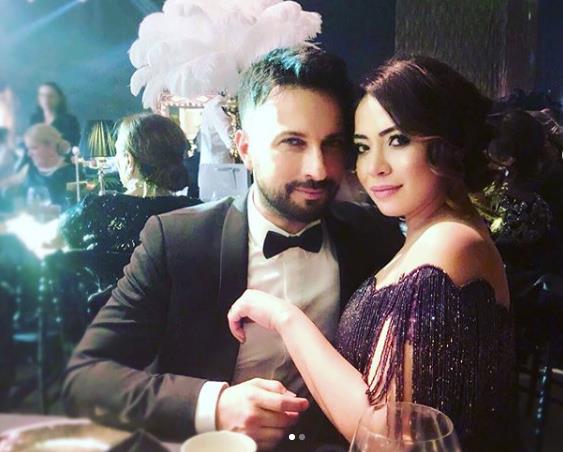 Kaynvalide Nee Tevetolu, "Uursuzluk getirir" diye itiraz edince gelin - kaynana arasnda tartma yaanmt. kan sylentiler arasnda ise Tarkan'n, annesi ve einin arasnda kalm olmasyd.