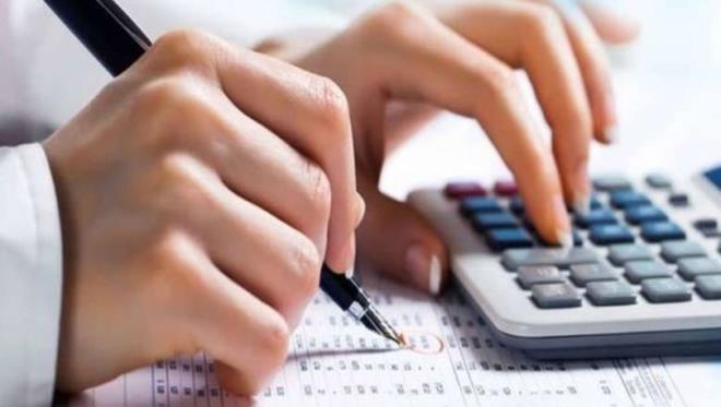 SZLK TAZMNATLARINDA VERGYE AIKLIK GETRLD    lm, engellilik, hastalk ve isizlik sebepleriyle verilen tazminat ve yardmlar gelir vergisinden muaf tutuluyor. Ancak, uygulamada "isizlik sebepleriyle" verilen tazminatlar konusunda anlamazlk yaanyor. Geen hafta Meclis'te kabul edilen kanunla bu konuya aklk getirildi. Buna gre, Trkiye  Kurumu tarafndan yaplan isizlik maa demeleri ile  Kanunu uyarnca ie iade davasn kazanan iiyi ie balatmama tazminatlar dnda kalan isizlik ad altndaki tazminatlar vergiye tabi olacak.