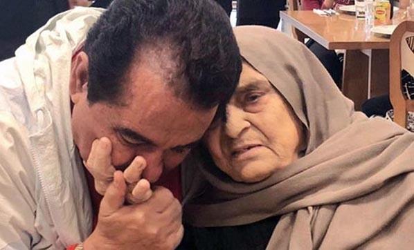 nl sanat, annesinin vefatnn 7. gnnde annesiyle ilgili duygulandran bir paylamda bulundu.    Annesiyle ekilmi olduu eski bir fotoraf paylaan sanat, fotorafn altna u notu dt: