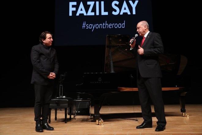 Hatrlarsnz, &#8220;lkemde yaayabilmek, sanatm yapabilmek istiyorum&#8221; diye bir yaz yazmtm geen yaz. Bu haykrm her yerde duyulmutu. Sayn Erdoan&#8217;n annemin vefatndaki taziye telefonundaki ses tonunda da sezinledim, bir uzla kaps aralanmak istiyordu. Sadece Fazl Say iin deil, tm sanat camias, hatta toplumun tm kltrel geleri asndan, Erdoan&#8217;n iine sinmeyen bir eyler vard, nitekim pek ok konumasnda -ve sklkla- &#8220;Biz kltr ve eitim konularnda malesef baarl olamadk&#8221; diyordu, bu bir zeletiridir.