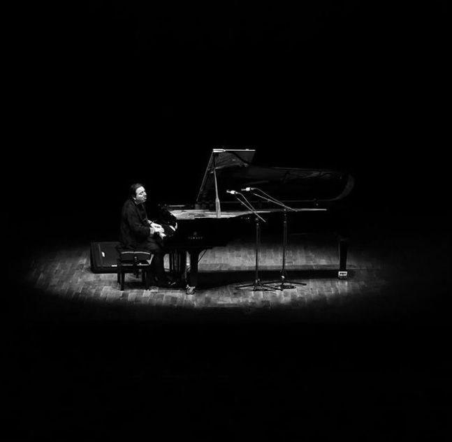 Mzisyen Fazl Say, 18 Ocak&#8217;ta yeni sanat eseri Truva Sonat&#8217;n Congresium&#8217;da sergiledi. Say, daha nce konsere Cumhurbakan Recep Tayyip Erdoan&#8217; da davet etmiti. Erdoan&#8217;n konsere katlp katlmayaca merak konusuydu. Konser gn Erdoan, ei Emine Erdoan ile birlikte  en n srada Say&#8217; dinlemek iin yerini ald. Dinletinin ardndan da ayakta alklad Say&#8217; tebrik etti. Bu olay zerine kimileri konserine Erdoan&#8217; davet eden Say&#8217; eletirdi, kimileri ise artan kutuplamann bir nebze de olsa dinmesi adna ortaya kan tabloyu vd.