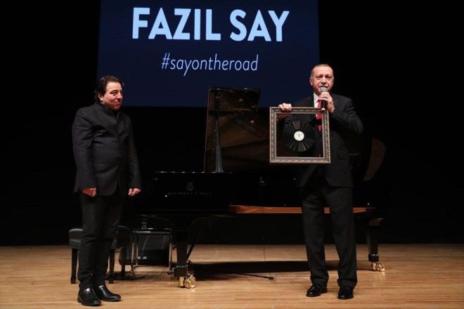 Her ey bir yana, umutlarmz olmadan nasl yaayacaz? Gelecee nasl bakacaz?  Bir lke, kendi yksek kltr, halk mzii, sanat musikisi, bat mzikleri ile yerelden evrensele, muhteem admlar atabilecekken, sentezler ile dnyaya katk salayabileceklen, kendi farkllklar arasnda kltrleraras kprler kurabilecekken, tuhaf bir uuruma srklenmekte, ve hepimiz deceiz.