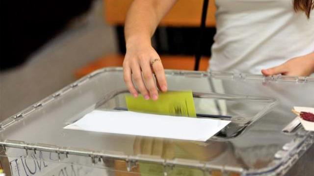 YZDE 27 NEDEN KARARSIZ?<br>  Dademir "Bence kararszlarn yzde 27'lerde seyretmesinde, ittifak kurulan partilerin tabannda, dier partiden gsterilen adaya ynelik konsolidasyonun salanamamasnn rol var. Ayrca baz adaylarn toplumda karl olmamas da bu oran yksek klyor. Ankara ve Antalya gibi merkezler kritik.