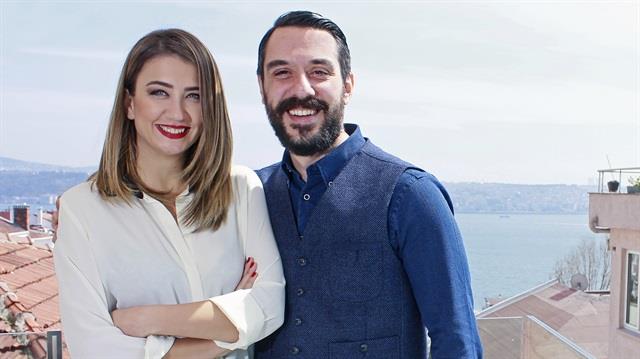 Emir Benderlio�lu Evli Mi?: Emir Benderlio�lu, 6 Temmuz 2010 tarihinde kendisi gibi oyuncu olan Ceren �ekerci ile evlendi. Nur ad�nda bir k�z� var