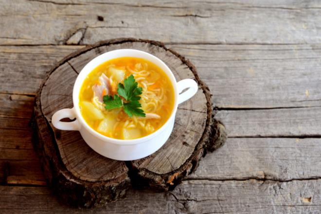 Yrd. Do�. Dr. �zk�l��, ayr�ca kemik suyunun bebeklerin geli�imindeki �nemine de vurgu yapt�. Kemik suyunun i�eri�indeki maddelerin b�y�meye destek oldu�unu belirten �zk�l��, "Kemik suyunun i�eri�indeki kondroitin s�lfat, glikozamin ve kolajen i�eri�i tamamen k�k�rdak dokunun alt yap�s�n� olu�turan proteinlerdir. Bu proteinleri bebe�e ya da �ocu�a vermek ile k�k�rdak geli�iminin bu �nc�l molek�llerini vermi� oluyoruz. B�ylece h�zl� boy uzamas� ve kas kemik geli�imini g��lendirmek ad�na v�cuda destek yapm�� oluyoruz" dedi.