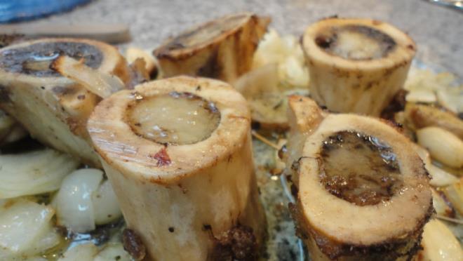 Yrd. Do�. Dr. alper �zk�l��, �zellikle k�� aylar�nda �ocuklar�n enfeksiyon hastal�klar�na kar�� v�cut diren�lerinin d��t���ne dikkati �ekerek, "Kemik suyu �ocuklar�n hastalanmamalar� ya da hastalanan �ocuklar�n, hastal�klar�n� daha �abuk atlatmalar� ad�na yard�mc�d�r.