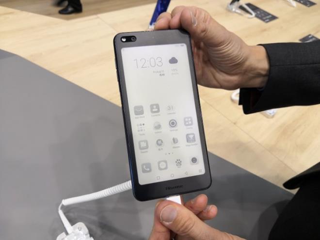 HISENSE A6    �lkemizde ad�n� pek duymad���m�z markalardan biri olan HiSense, �ki ekranl� ak�ll� telefon �reten markalardan bir di�eri.