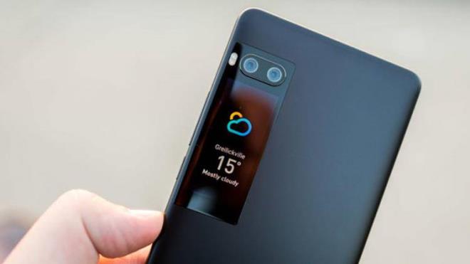 ME�ZU PRO 7 PLUS    Meizu Pro 7 Plus’�n en dikkat �ekici �zelli�i ikincil ekrana sahip olmas�. Ana ekrana ek olarak telefonun arka y�z�nde 1.9 in� b�y�kl���nde bir ekrana yer verilmi�