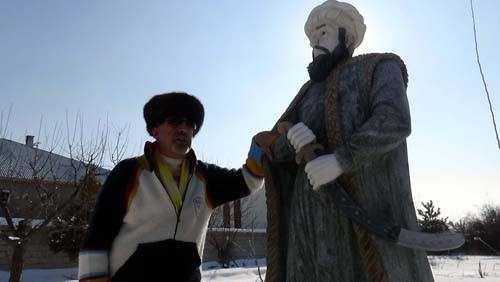 YAPIMI 6 AY SRD Heykellerin yapm, 6 ay srd. Bunun iin 2 kez in'e gitmek zorunda kalan Demir, heykelleri Trkiye'ye getirmek iin de balantlar kurdu. Her biri 1 ton 200 kilo arlnda olan heykeller, 6 ay nce gemiyle Antalya'ya, buradan da TIR'a yklenerek Van'n Erci ilesine getirildi.