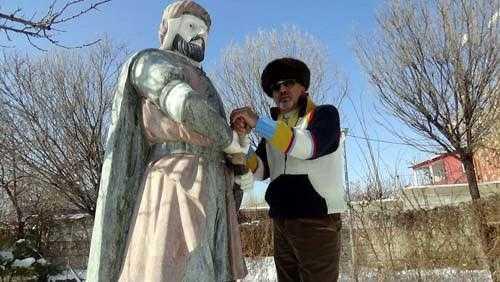 "Padiahlarmza ait heykeller doal ve granit mermerden yapld. Tamamyla el emei, gz nuruyla tasarland. Ve o gnn artlarnda Osmanl padiahlarnn kyafetleri naslsa yle yapld. Bu heykellerde hibir ekilde boya kullanlmad, yani izmesi siyah ise siyah granit ta kullanld, gvdesi kahverengi ise kahverengi ta kullanld. Rahmetli babam bu tr eserleri ok severdi. Bana, 'Olum kltrel miraslarnz in'de de olsa gidin getirin' derdi. Ben de buralarda yaptramaynca in'de yaptrdm. Gemi ile Antalya limanna, oradan TIR'larla Erci'e getirdim. Bu heykellerin boylar o dnemlerde yaam padiahlarn boylar ile birebir ayn. Bahemde sergilediim bu heykeller, toplamda 6 ton arlnda. Bizler 1700'l yllarda yaam Ak Emrah'n torunlaryz. Grevimiz, bata tarihimize isimlerini altn harfler ile yazdrm bu deerlerimize sahip kp, bizden sonraki nesillere de bunu aktarmaktr."