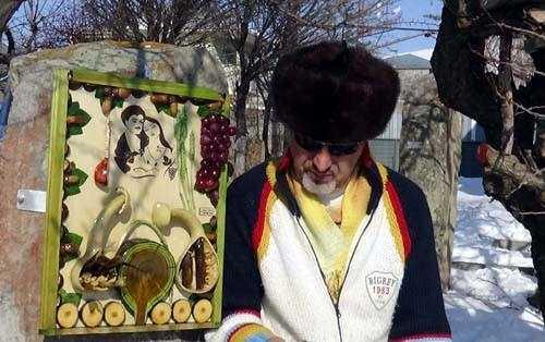 Oto Sanayi Sitesinde bir firmann yedek para bayiliini yapan Demir, Trkiye'de eitli renklere sahip granit ve bu granitleri ileyecek usta bulamaynca in'e gitti. Demir, in'deki bir fabrika ile padiahlarn giydikleri kyafetleri boya kullanlmadan orijinal mermer renklerinde ve gerek llerinde yaplacak her bir heykel iin 35 bin dolara anlat.