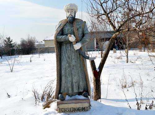 Bahesinde sslemeli tarihi mezar talar da bulunan Demir, heykellerin herkes tarafndan merak edildiini, yaz aylarnda bahe dzenlemesi yaptktan sonra heykelleri sergilemeyi dndn syledi.