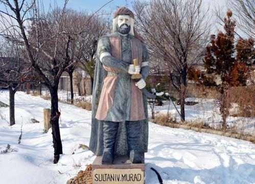 BABAMIN VASYET Heykeller, vin yardmyla Demir'in 3 katl evinin, bir blm meyve aalaryla kapl bahesine zenle yerletirildi. Heykellere bakp byk mutluluk yaadn anlatan Demir, 14 yl nce vefat eden babasnn vasiyetini yerine getirdiini syledi. Babasnn kendisine kltrel miraslarn in'de de olsa getirilmesi gerektiini belirten Demir, yle konutu: