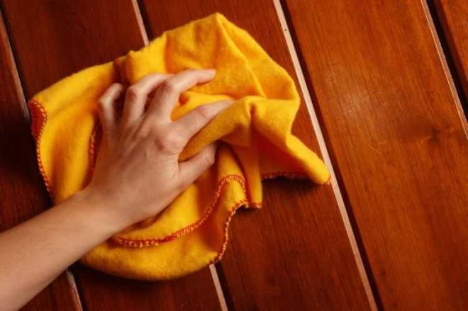 ��nk� zeytinya�� ah�ab� besler ve temizler. Bir ka��k limon suyu ve zeytin ya��n� kar��t�r�n. Bu i�lemin ard�ndan olu�an kar���m� ah�aplar�n �zerine s�r�n.