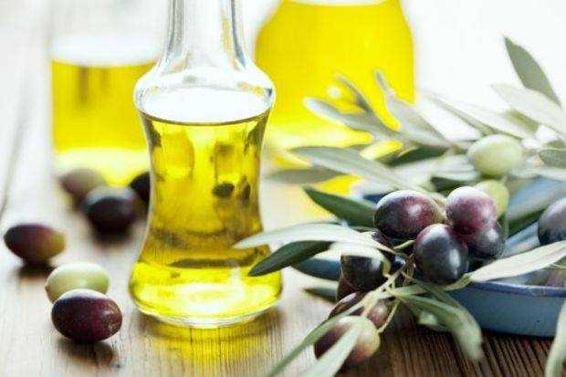 Bir toz bezinin �zerine az miktarda zeytin ya�� d�k�n ve sandalye ya da koltuklar�n�z� bu bez yard�m� ile silin. Derinin �zerinden bulunan eski g�r�n�m kaybolacakt�r.