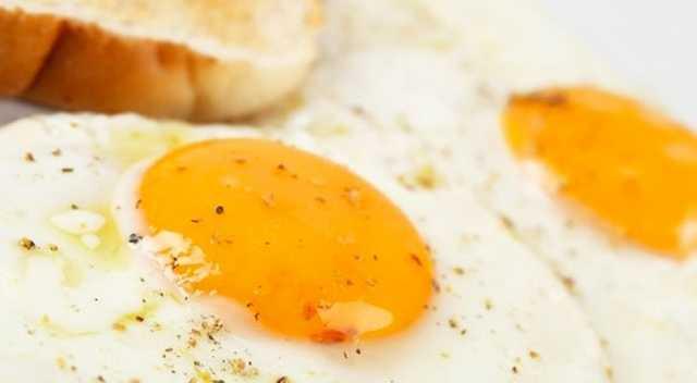 Mumcu, “Bir yumurtada yakla��k 6 gram protein, 6 gram ya� ve az miktarda karbonhidrat bulunur. ��erdi�i demir, A vitamini ve baz� B vitaminleri ile besleyici bir g�dad�r. Yumurta her ya� grubunda �zellikle b�y�me ve geli�me �a��ndaki �ocuklar�n beslenmesinde yer almal�” dedi.