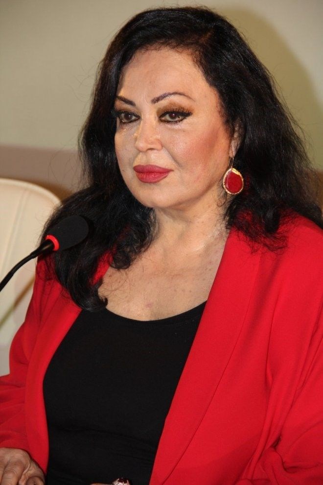 "��HRET, MAL MUTLULUK GET�RM�YOR"    "Sa�l���n ne kadar �nemli bir �ey oldu�unu ��rendim. ��nk� �ok b�y�k bir rahats�zl�k ge�irdim son iki y�ld�r. �stedi�iniz kadar �an, ��hret, mal, m�lk, hi�bir �ey �nemli de�il hayatta. Onlar hi�bir zaman insana mutluluk ve huzuru getirmiyor. Sa�l�kl� olup huzurlu ve sade bir ya�am, bunun g�zelli�inin fark�na vard�m ben. H�rslardan uzak, olmayacak hayalleri kurmaktan uzak, elindekinin k�ymetini, de�erini bilerek, ona ��krederek ya�amak. Birazc�k da kaderci olmak, �ok b�y�k h�rslardan ar�nmak… Huzur �ok �nemli olmaya ba�lad� benim i�in. En b�y�k dile�im k�z�m�n mutlu olmas�. Onun odas�ndan duydu�um bir kahkaha bana d�nyan�n en g�zel m�k�fat� gibi geliyor. K�z�m�n kahkahalar�n� hep duyay�m, o g�ler y�zl� olsun, mutlu olsun…"