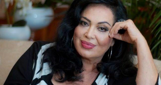 "ONLARI �LENE KADAR SEVECE��M"    "Ben sa�l�kl� olay�m… Seyircilerim beni g�n�llerinden ��karmas�nlar, hep sevsinler in�allah… (g�l�yor) ��nk� ben onlar� hep sevdim, �lene kadar sevece�im. Hayat�m� s�rd�rebildi�im kadar b�yle s�rd�rmek istiyorum. Herkese in�allah g�n�llerinin istedi�i gibi bir y�l diliyorum. Herkesi sevgiyle kucakl�yorum"