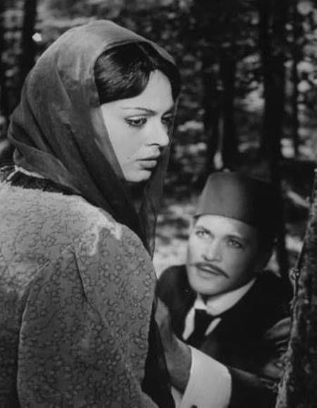 SEVG� NED�R?    "Asl�nda bu �ok zor bir soru. O t�r bir ya�amda, hangi �artlarda olursa olsun beni b�rakm�� bir sevgilim mi, bana sahip ��km��, kol kanat germi� bir insan m�? Ben de ger�ekten kendi ya�am�mda b�yle bir �ey olsa sevdi�im adam� de�il, �b�r taraf� se�erdim, bu �ok do�ru. Benim i�in ilk ba��nda �ok farkl� bir finaldi. Y�llard�r T�rk sinemas�nda yap�lan bir gelenek vard�r finalde. Ya sevgililer kavu�ur yahut da ayr�l�rlar, �l�rler falan. Bu finalde ilk defa sevgilisini terk ediyor. Zaten finalde de Cem�it’e gidiyor ama kalbi arkada kal�yor. A�k�na ra�men eme�i se�iyor. Ben seyirci nas�l kar��lar endi�esi ile, Ali �zgent�rk’le de konu�mam�z olmu�tu. Fakat o �srarla b�yle olmas� �ok iyi olacak dedi ve ben de ikna oldum. Ger�ek hayatta da olsa b�yle olurdu."