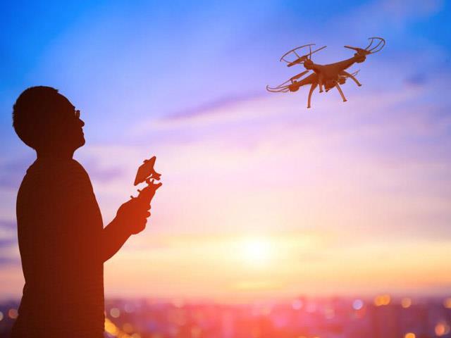 10-Dronlar: G�venlikten hava haritalamas�na kadar �e�itli alanlarda artan bir rol oynayan dronlar�n daha f�t�ristik uygulamalar� aras�nda zirai hastal�klar�n tan�mlanmas�, denizalt� boru hatlar�n�n bak�m� ve �evresel g�zleme bulunuyor.