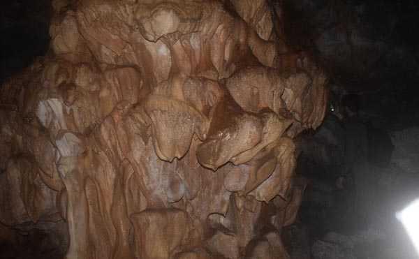 Gvenlik glerinin blgede huzur ortamn salamasyla birlikte ileye 50 kilometre uzaklktaki kye yaplan yryte, dac renciler ierisinde sarkt ve dikitler bulunan maara buldu.