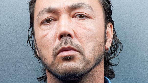 Profesyonel tiyatro hayatna Ankara Devlet Tiyatrosu'nda oyuncu olarak balad. Ardndan 1995-1997 yllar arasnda Bursa Devlet Tiyatrosu'nda stajyer sanat olarak grev yapt. Kurulduu yl olan 1997 ylndan bu yana zmit ehir Tiyatrosu&#8217;nda oyuncu olarak yer alyor. Ayrca, tiyatro aktrlnn yan sra eitli sinema ve televizyon almalar da yapmaktadr